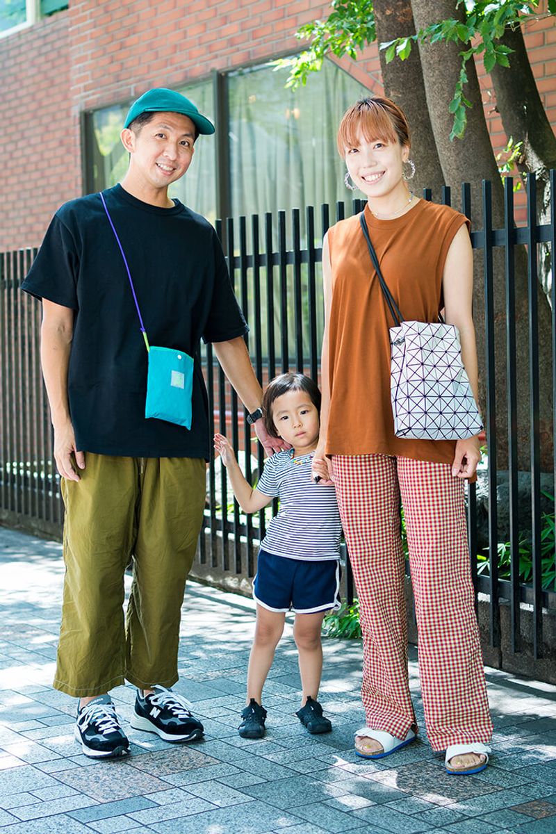 まるで2粒の清涼剤。黒×オリーブのコーデをスッとさせるバッグとキャップ 林隆平