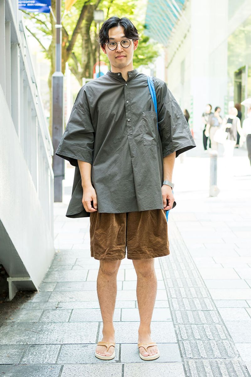 クセ者シャツにシックなカラーと異素材ミックス。複雑系コーデもサンダルで夏仕様に！ 田中琢也