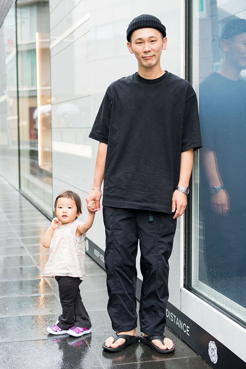 夏も黒一色で大人っぽく。でもビッグTとサンダルでリラックス感を 玉井秀樹