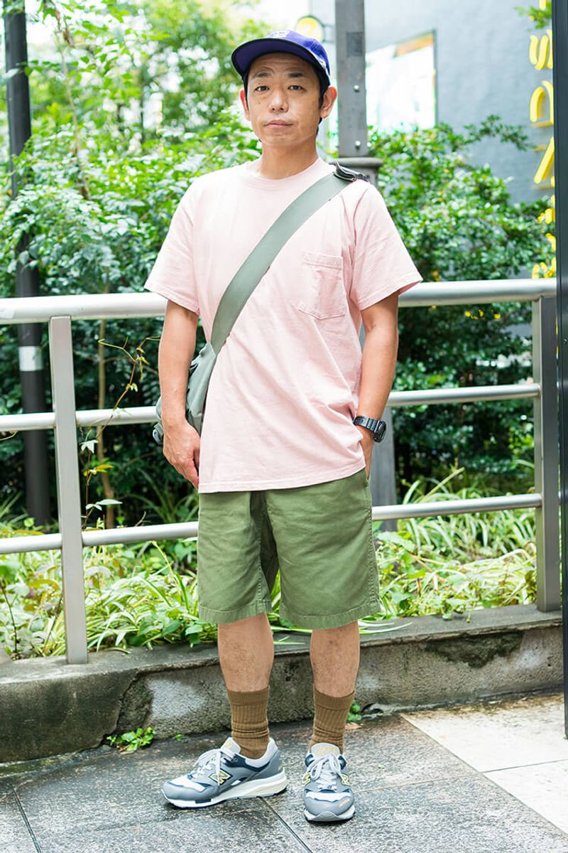 嫌味ゼロの淡色ピンクは、オリーブ合わせで大人にも◎ 安藤一元