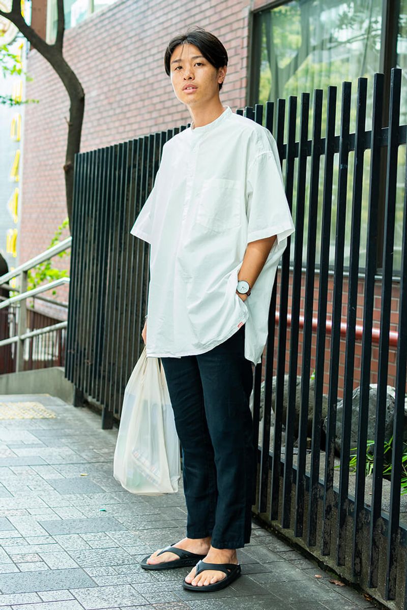大人っぽくて涼しさ満点。白シャツが大きい事は、いい事だ 中村海斗
