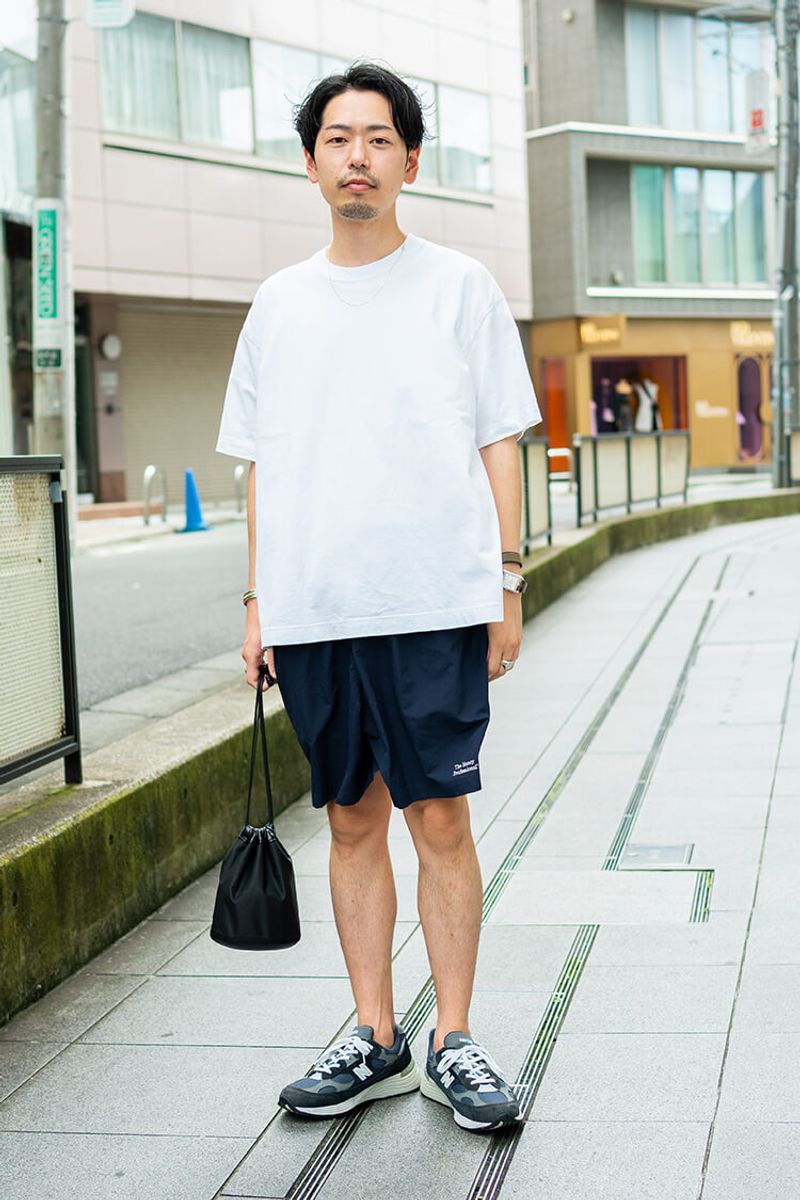 つまった首もと、テックスニーカー、名作時計。Tシャツ＋短パンでシュッとしてるのにはワケがある 水口祐介
