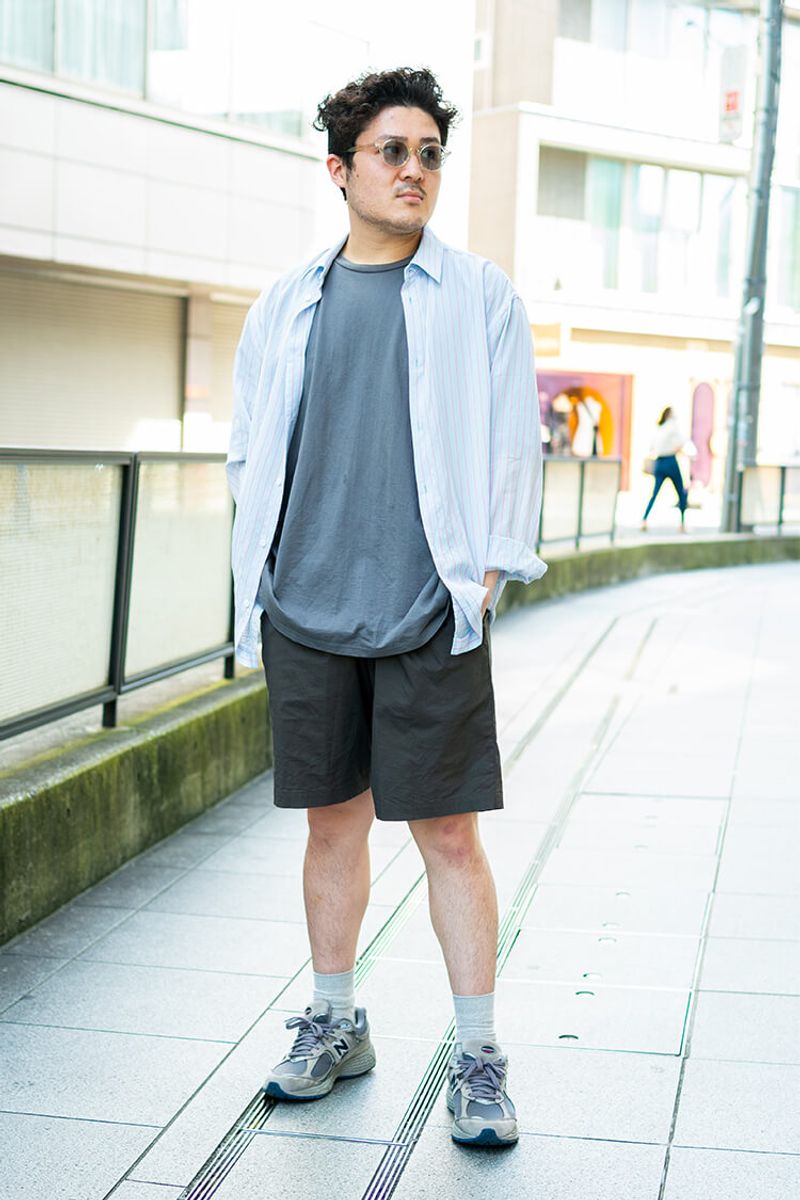 グレーのワントーンに、爽やかさをひと足しするブルーストライプシャツ 北原啓太