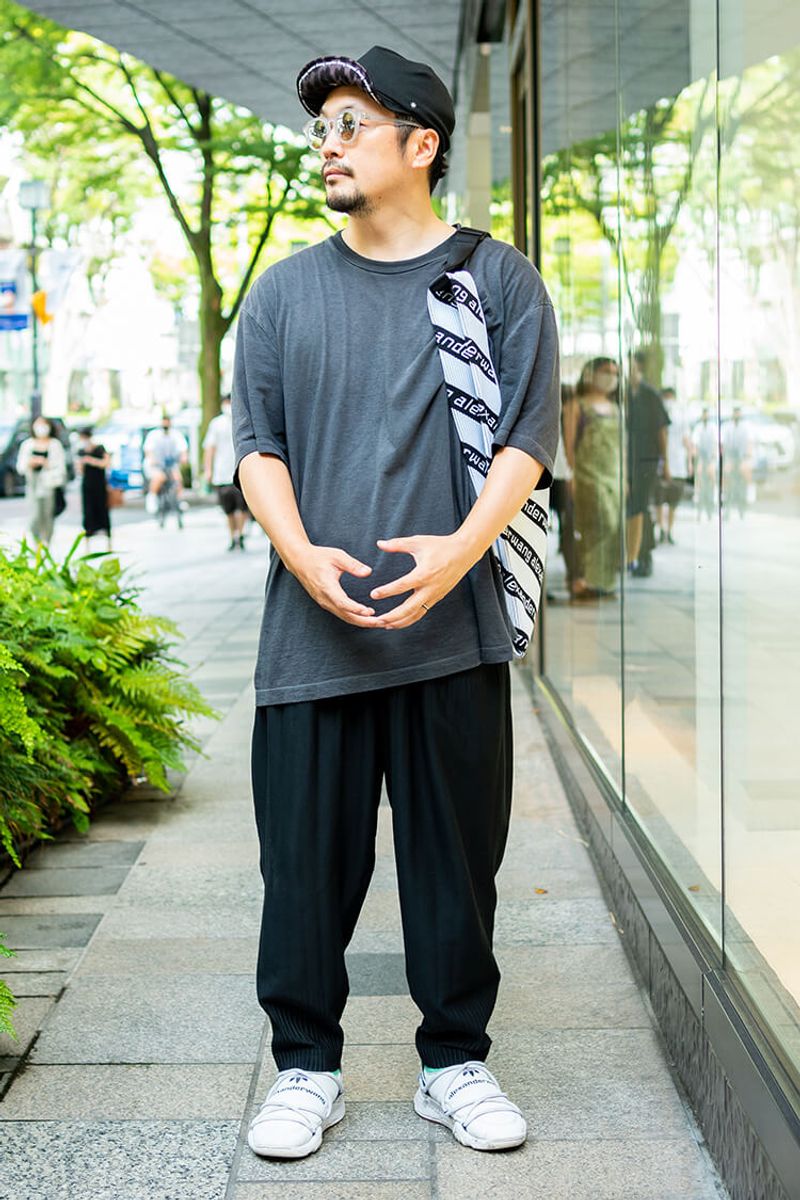 白を差し色、ボーダーを差し柄に。バッグを主役にするモントーンコーデ 小宮 誠