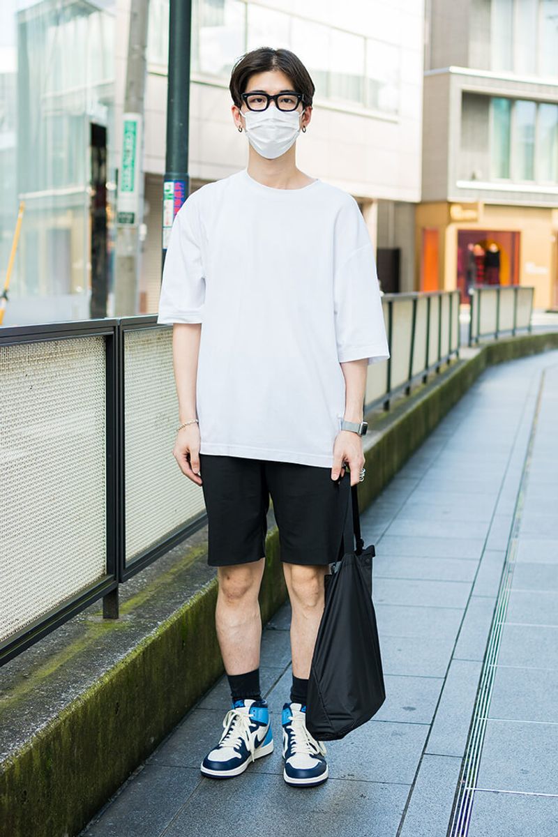 スニーカー好き必見。足元を引き立てるミニマルコーデの最適解 萩原康彦
