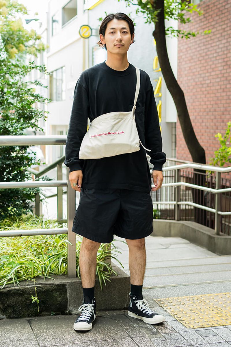 オーバーサイズの黒を小物の白で引き締める。セオリーの逆行くモノトーン好サンプル 石橋 空