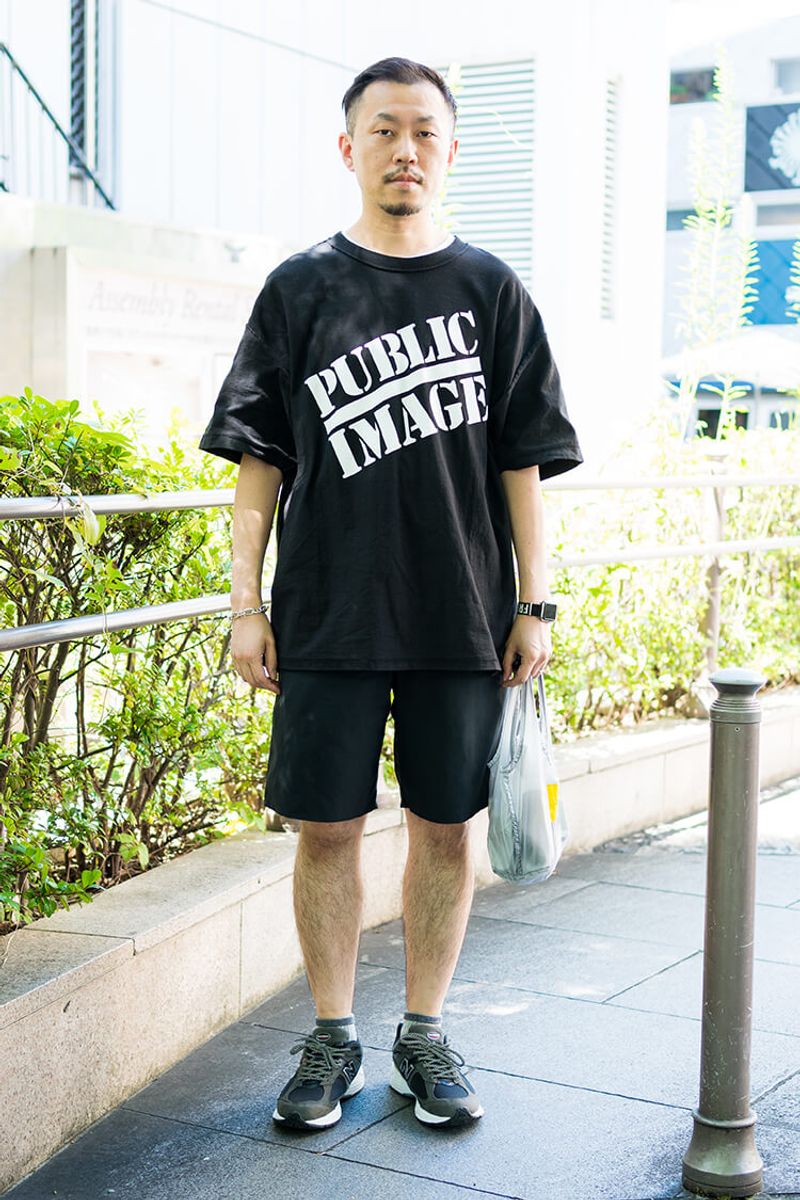 Tシャツ＋短パンのパブリックイメージを覆す、上下ブラックと小物使いがお上手です 森川宜紀