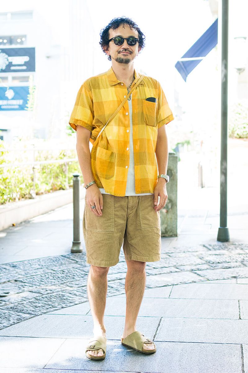 上下を固める老舗サングラスとスエードサンダルが、大人っぽさをキープする秘密 伊東功喜