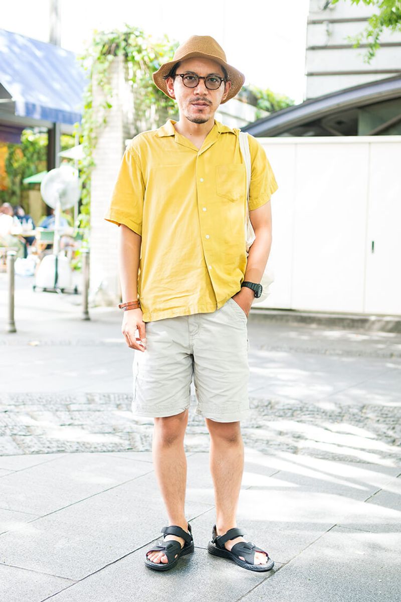 全身から夏を感じるコーデでも、はしゃぎ過ぎないマスタードカラーの妙 上野敬志