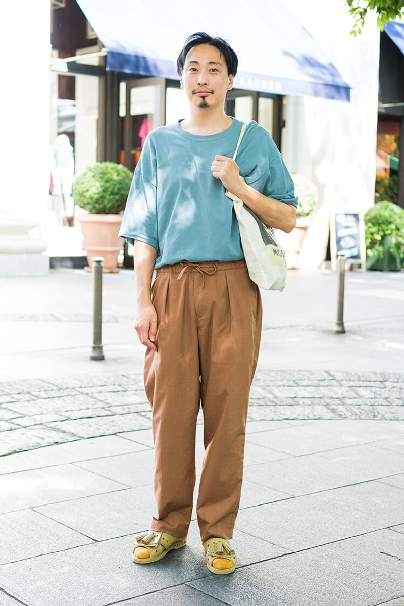 水色にブラウンにイエロー。“クスみ”でまとめる色使いの巧者、現る！ 辻本嘉一