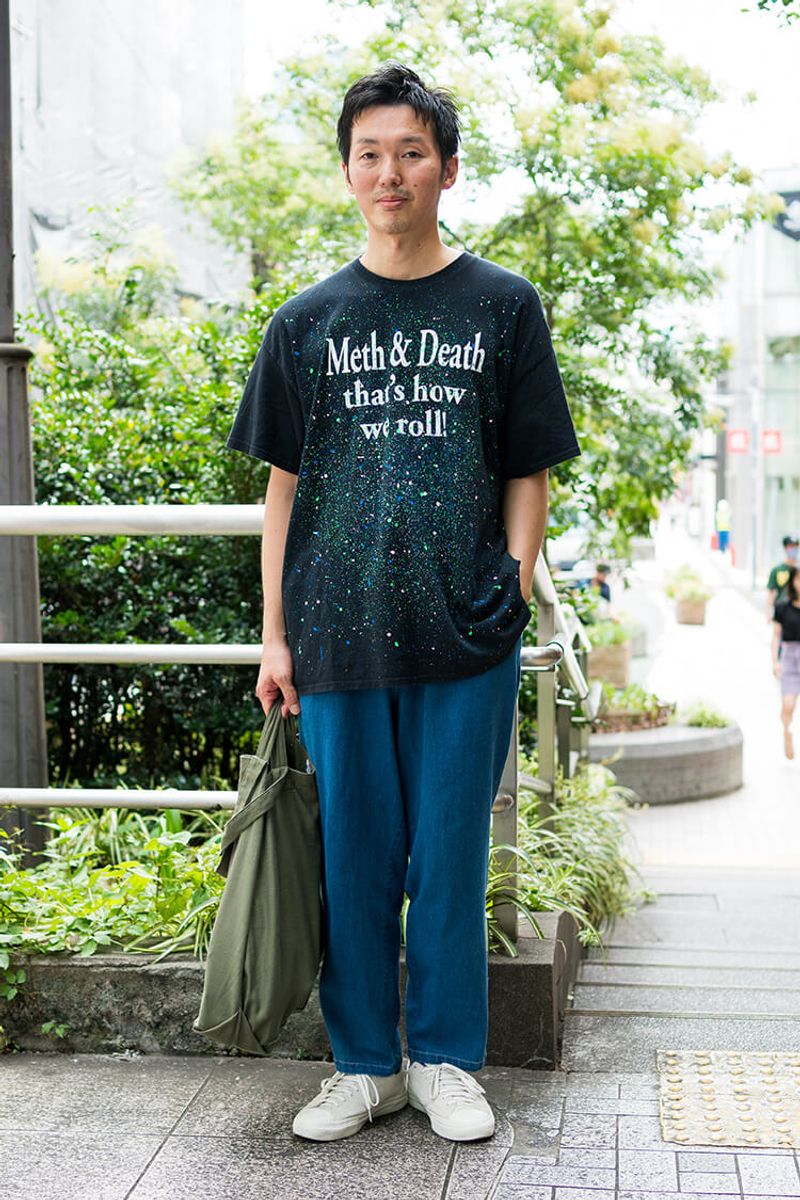主張あるTシャツは、サラッと淡白なパンツと白スニーカーで 小島健太郎