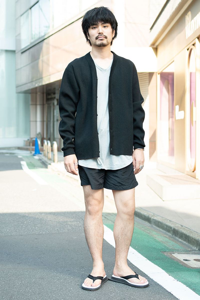 カーディガンにシルバーアクセで、しっかり街仕様のTシャツ短パンスタイルに 笠井勝司