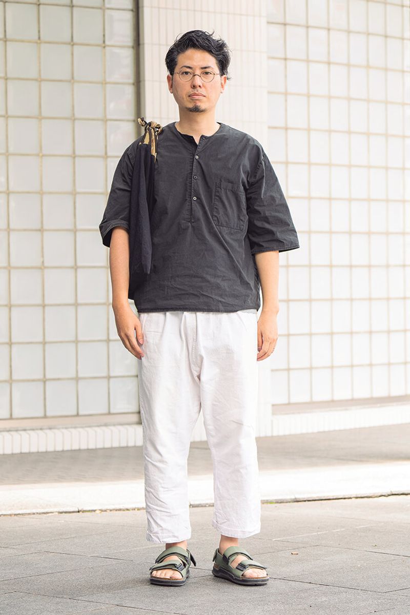 ワークテイストなスタイルも、さっぱり小ぎれいに仕上がる白ボトムス 尼田聖輝