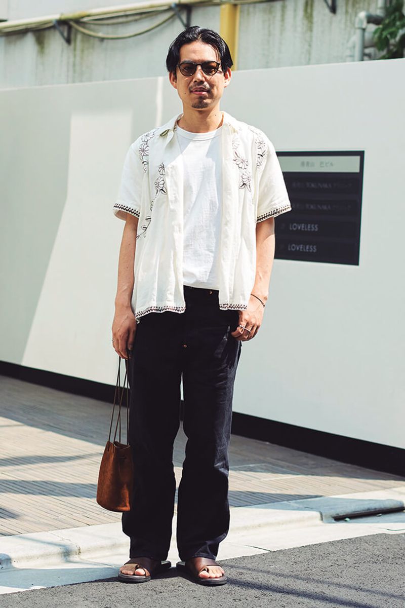 刺繍が華を添えるシャツで、ルードな装いの中にも優しさをプラス 沖 稔章