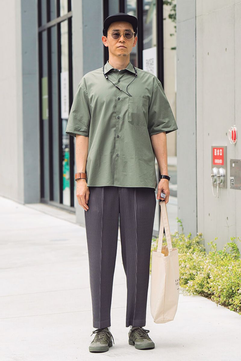 ハリのあるシャツ、プリーツのパンツ。素材の“表情”を考える大切さを実感 柴原賢一郎
