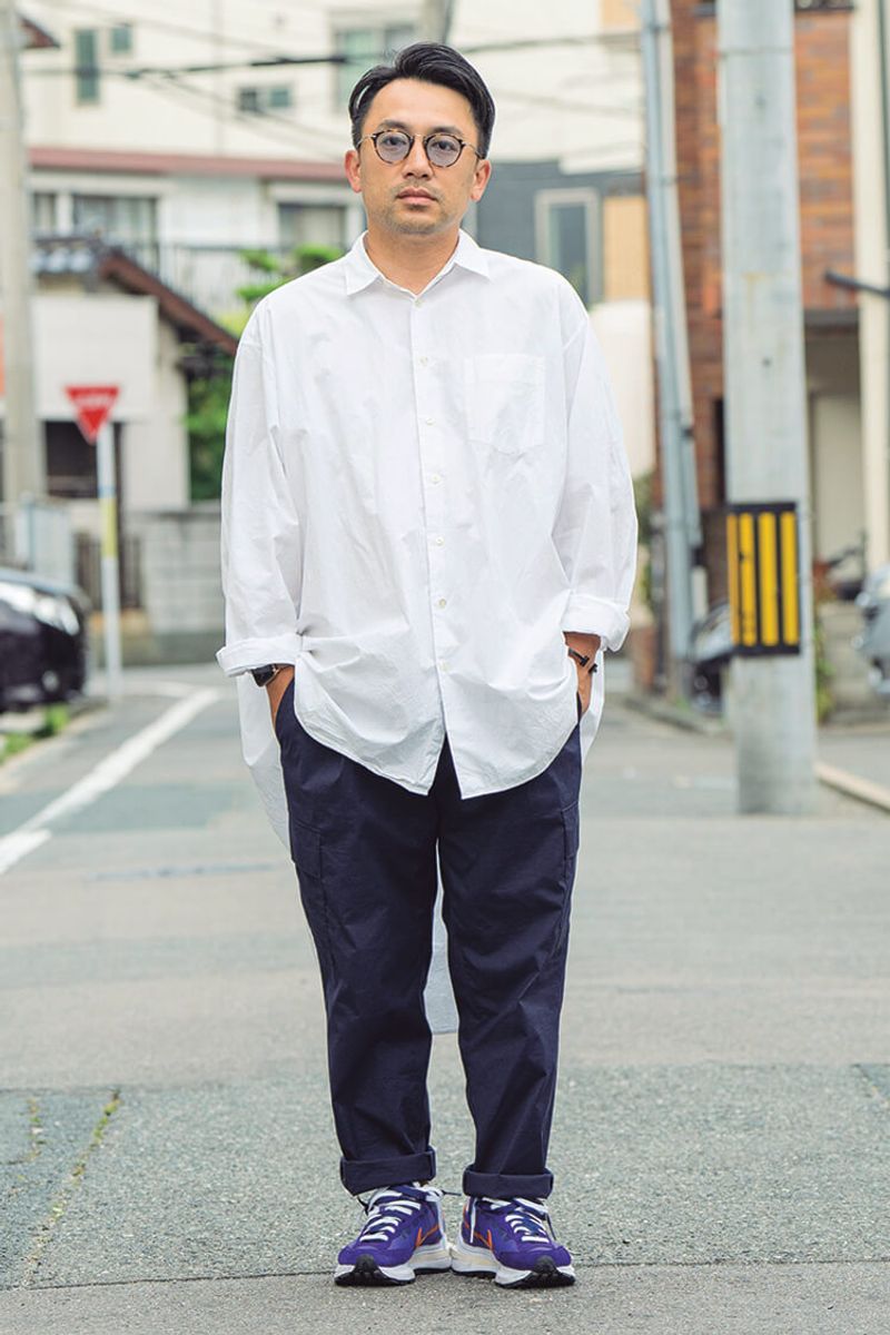 正面はシンプル、後ろ身頃が膝下まであるデザインシャツがセンスフル！ 安岡之博