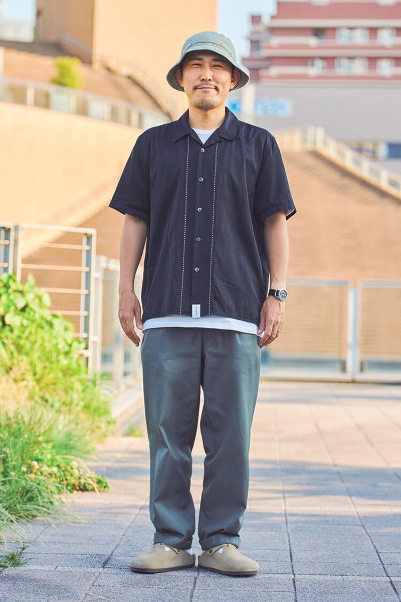 インナーの白Tシャツをチラ見せ、シャツの白ステッチで抜け感のある大人に 齋藤宏昭