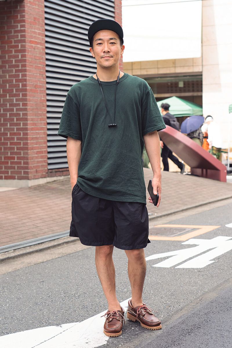 アクセントは足元。ティンバーランドのモカシンの茶が黒に映える フジモト ショウヘイ