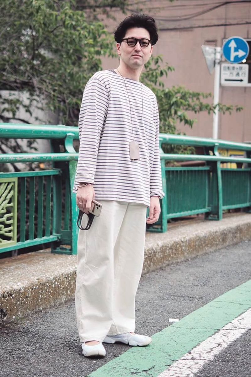 パリッとした印象の白パンを、あえてラフにはきこなす好例！ 坂口勝延