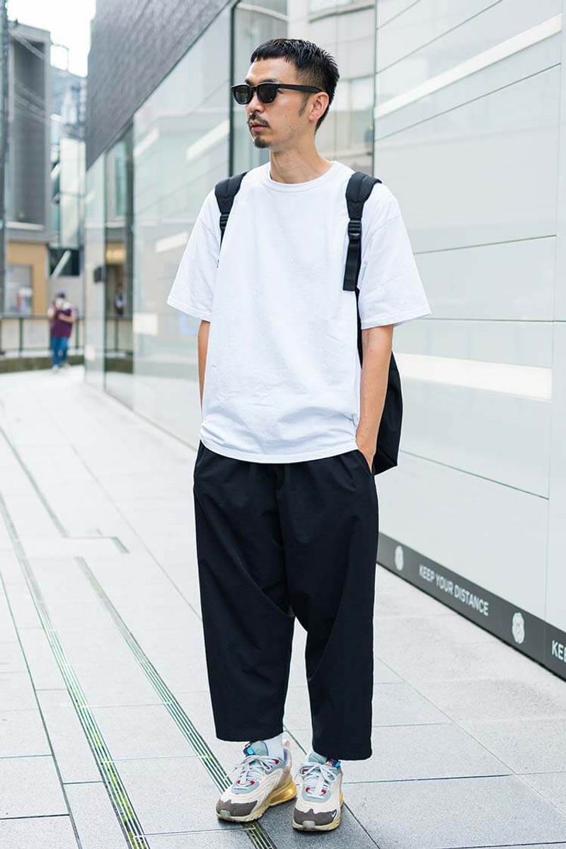 白黒のストロングスタイルもどこか可愛い。そのワケはパンツの丈とダッドなスニーカー 田中隼