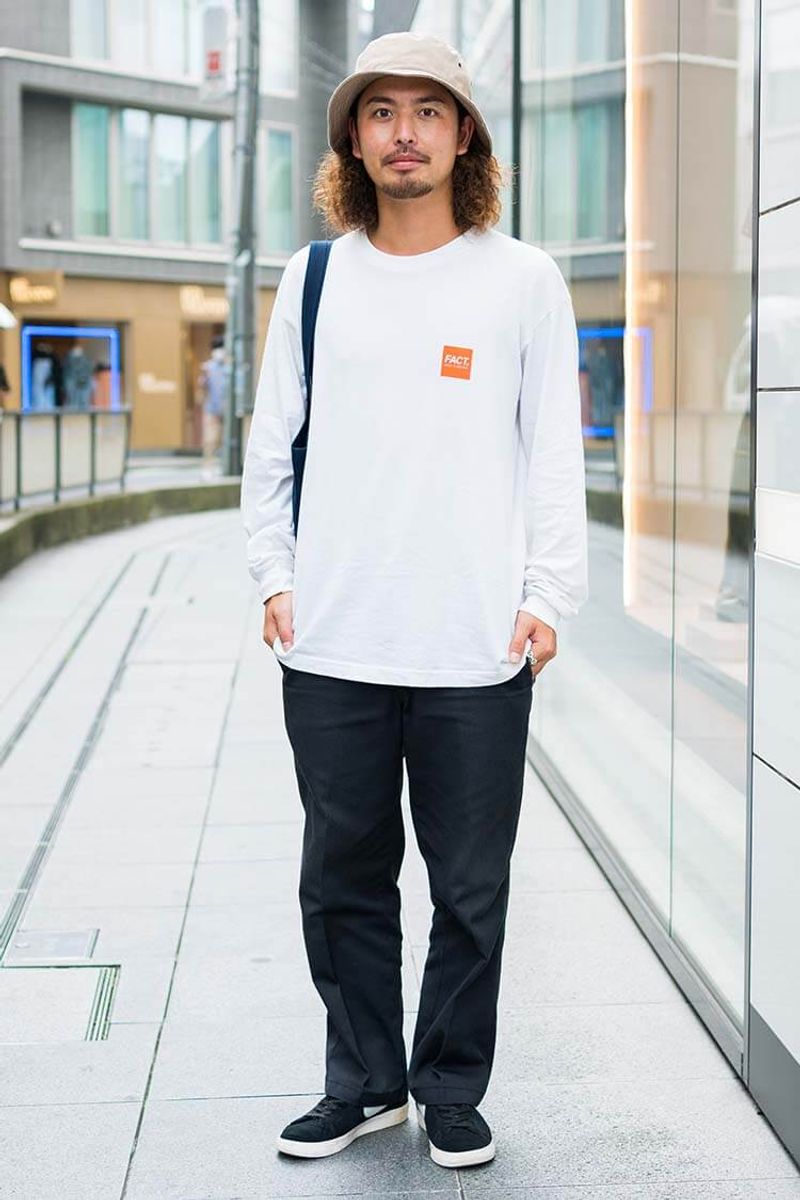 ストリートなのに落ち着くワケは、ブラックの下半身とナチュラルカラーのハットにあり 遠藤翼