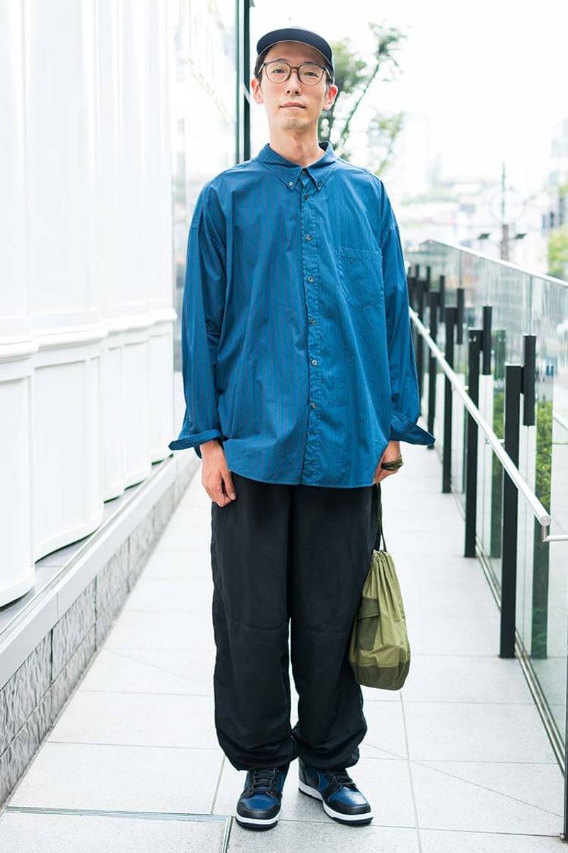 前閉めシャツでだらしなさ緩和。ルーズパンツの上品調理 スズキ