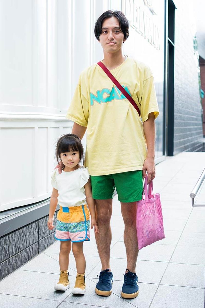 ポップな色遊びは、親子でちょっとカラーをずらして。二人揃って注目の的 シミズ ユウタロウ