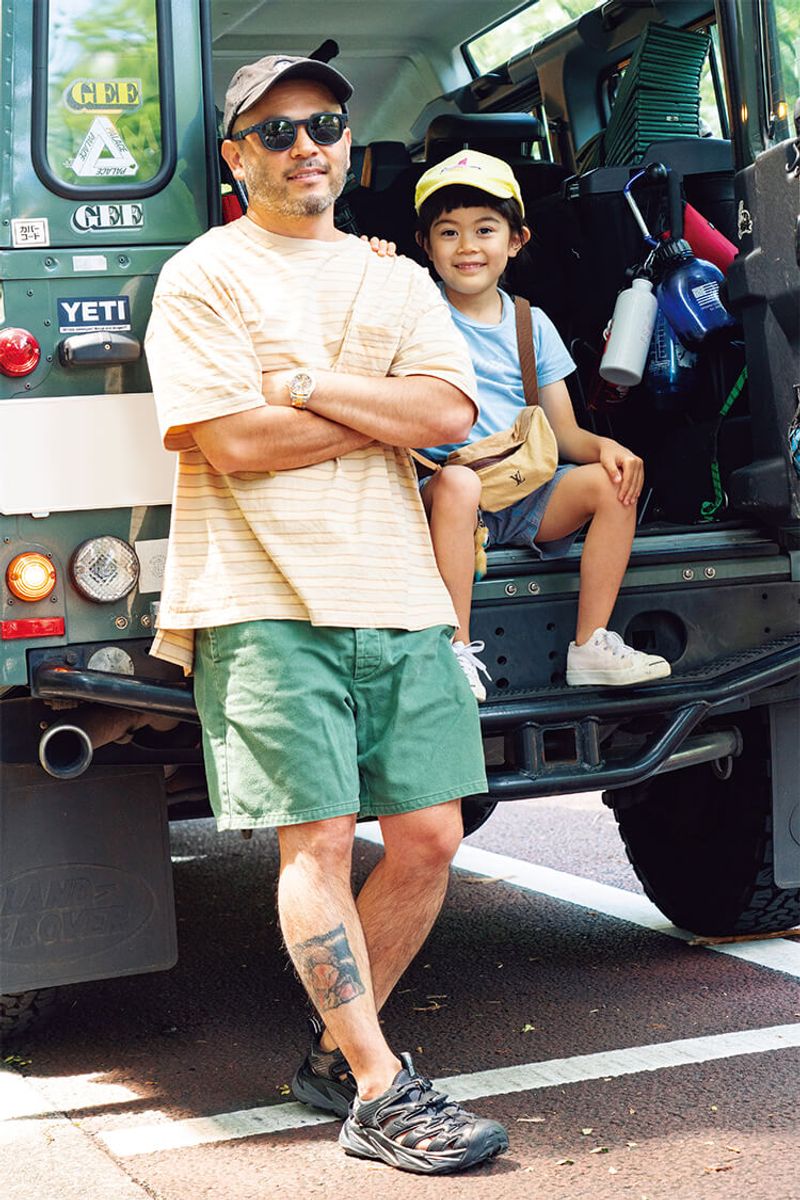 程良くレトロで優しいボーダー柄を、黒小物で引き締めて 髙橋大樹