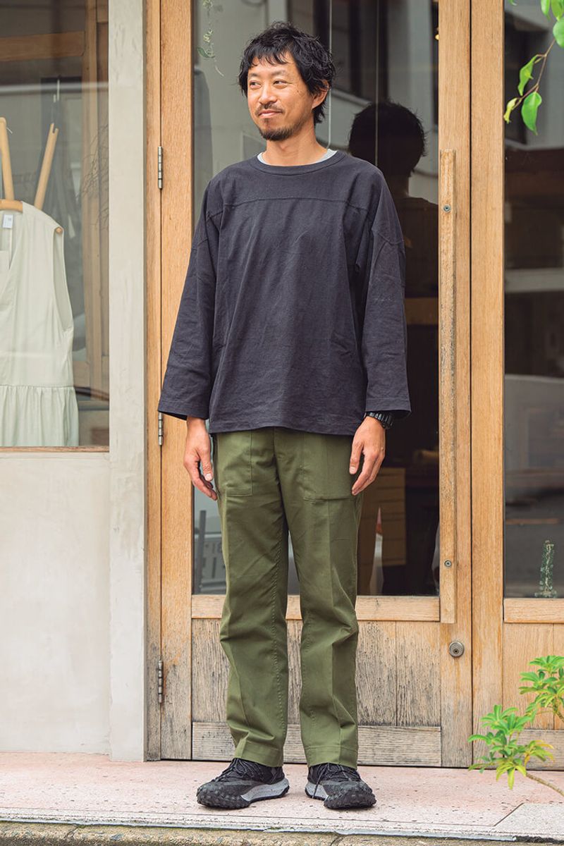 主張控えめなダークトーンに、Tシャツの七分袖で抜け感を 山口浩