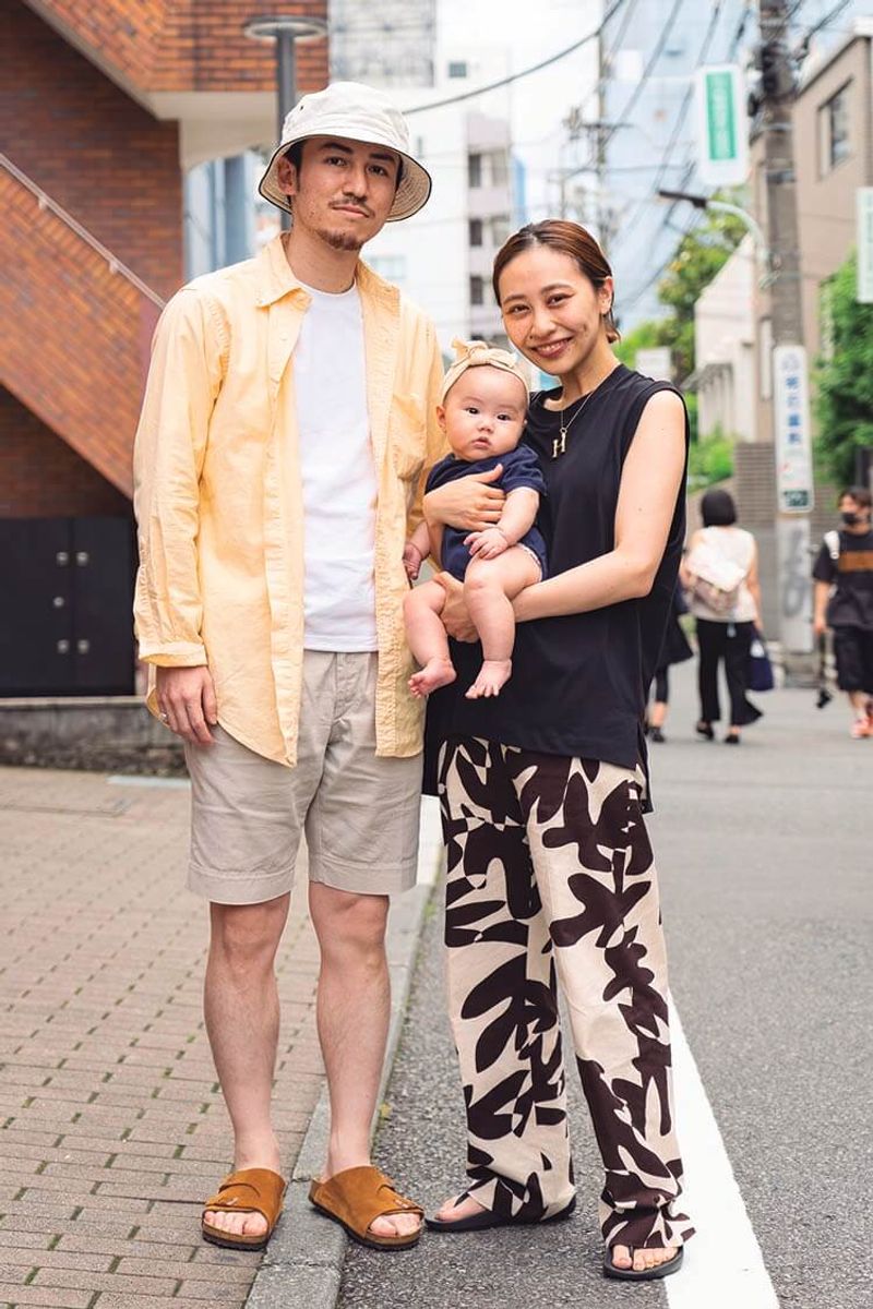 シャツの薄い質感や自然なシワ感が、リラックスムードを促進する 三浦樹人