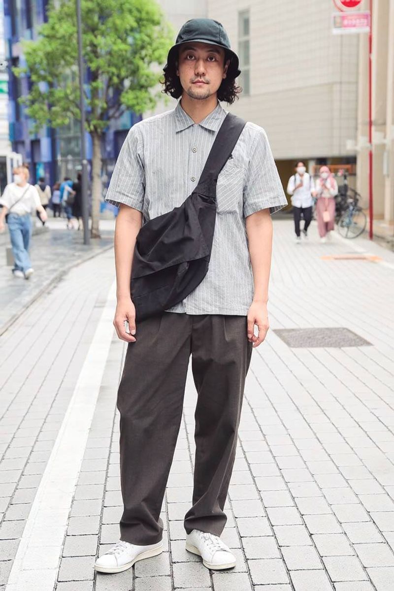 上までビシッとボタンを留めることで、品行方正なストリートスタイルに 望月 豊