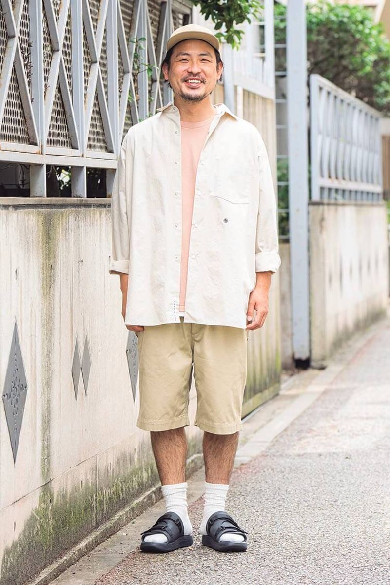 オフホワイトのシャツが柔和なカラーコーデの主役。模範的アーバンアウトドア 森岡昌基