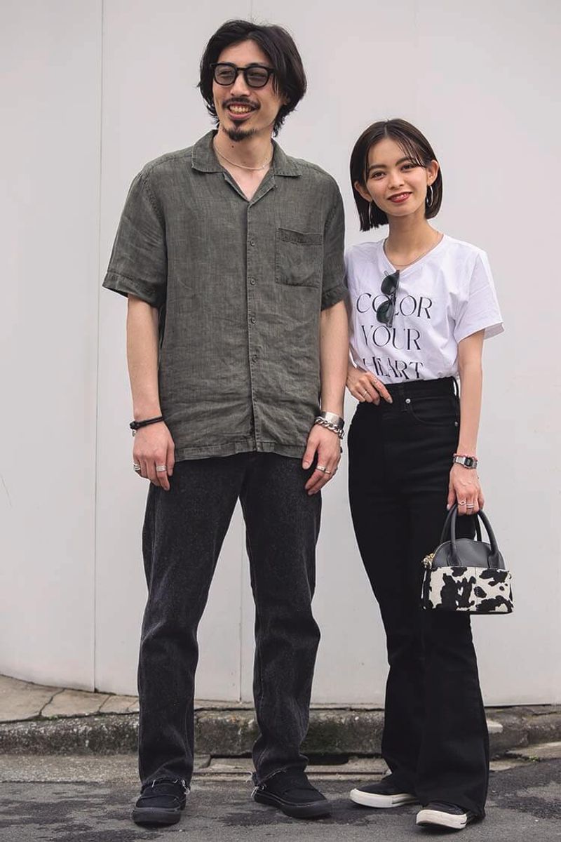 開襟シャツの襟元からチラリと肌を見せて色っぽさを出すのも、大人だ 浦田詠司