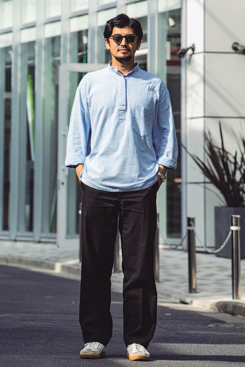 爽やかなストライプのプルオーバータイプが鍵。自然な袖まくりもグッド 渡辺丈士