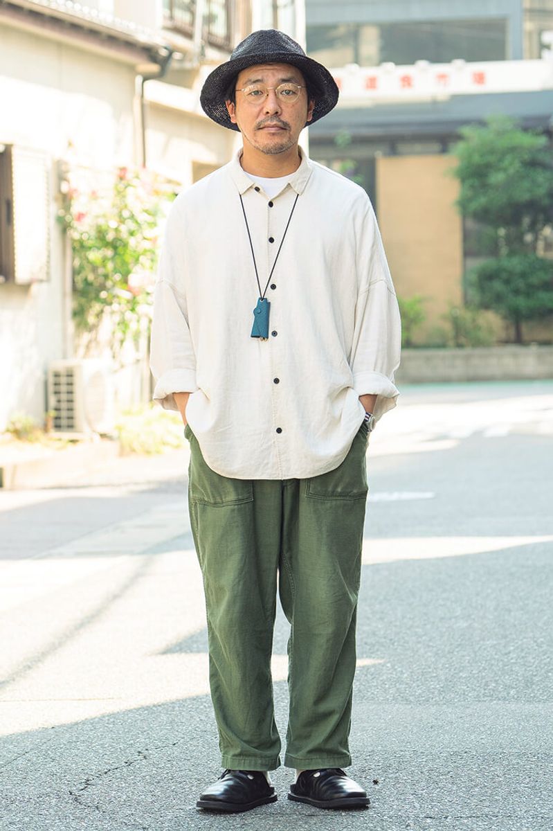 首から掲げたキーケースと大きめシャツの蜜月関係 野村幸平