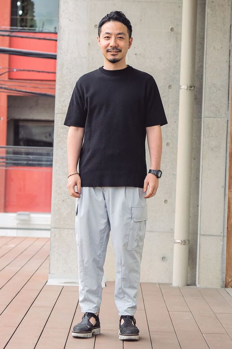 オリーブ以外のカーゴを選ぶ。都会的にミリタリースタイルの味わい方 板楠晃太