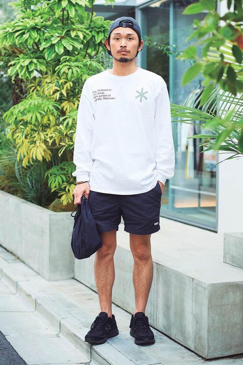 胸元のメッセージが、モノトーンな装いに説得力を付与 沼尾健太