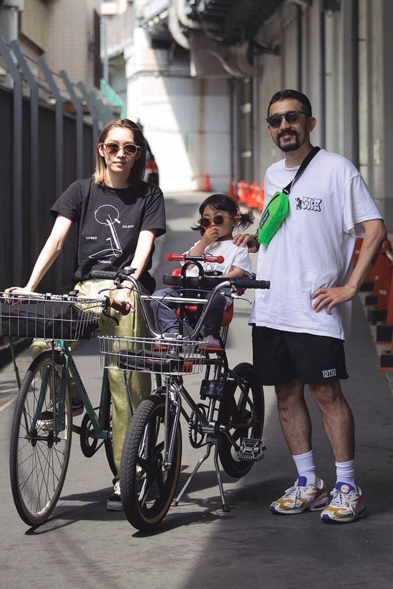 ポップなバックプリントは、自らボーカルを務めるバンドがモチーフ！ 熊谷英弥