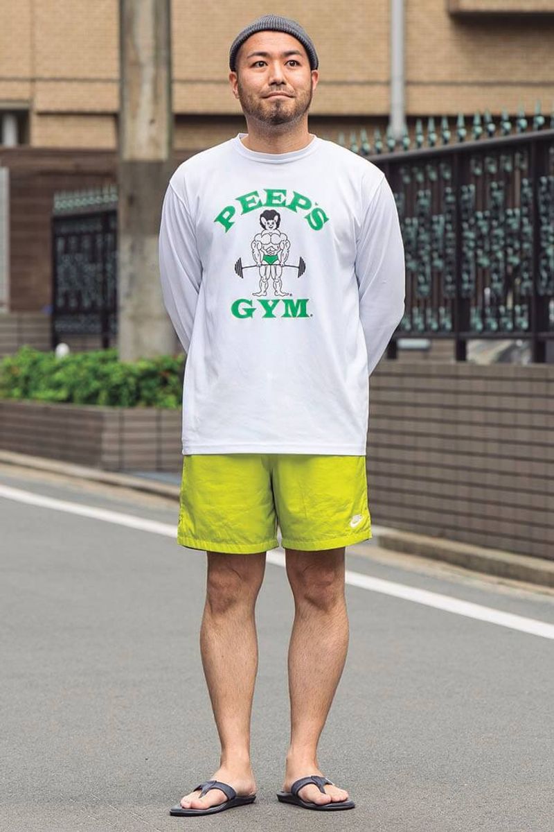 ポップな上下にピッタリなトングサンダル。ブラックの引き締め効果が、ほら 早川昌治