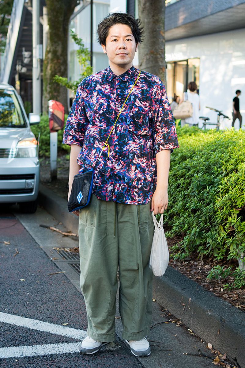 総柄シャツとオリーブパンツ。モードさと武骨さのナイスバランス 萩原孝太