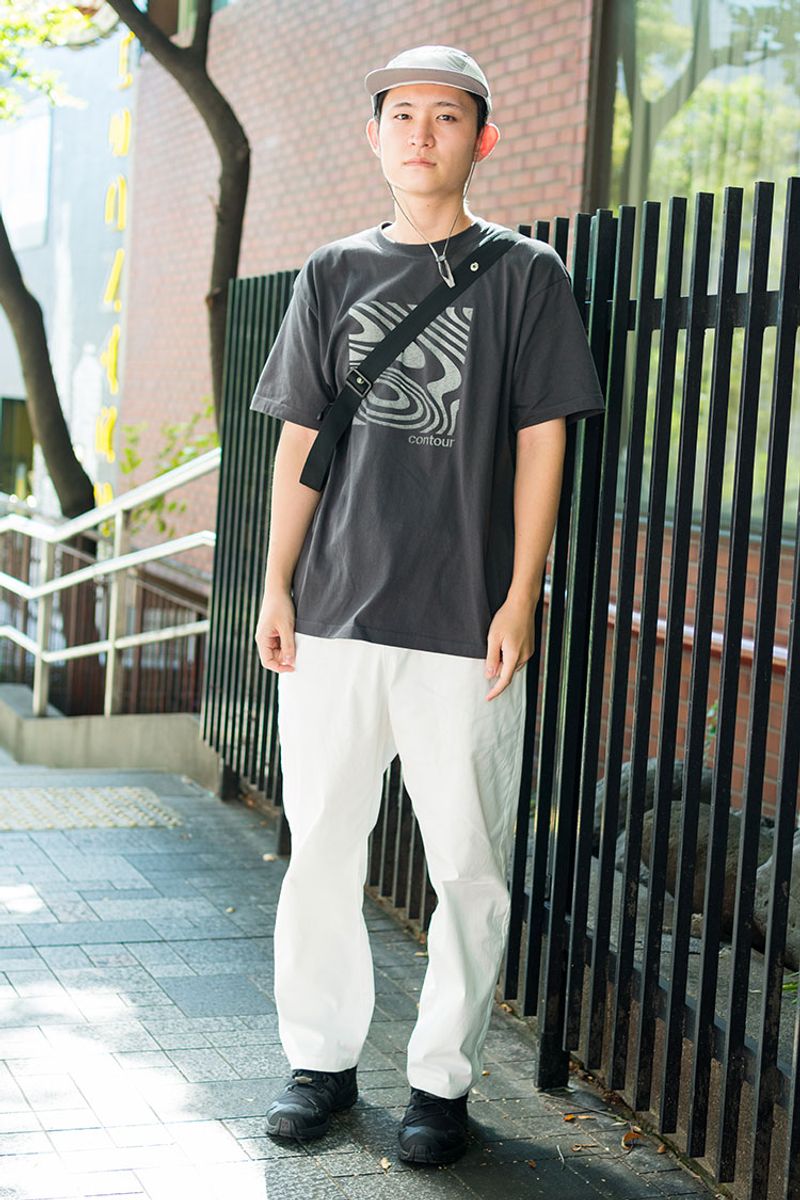 白、黒、グレーにライトグレー。奥行きあるワントーンが◎ 鈴木庸平