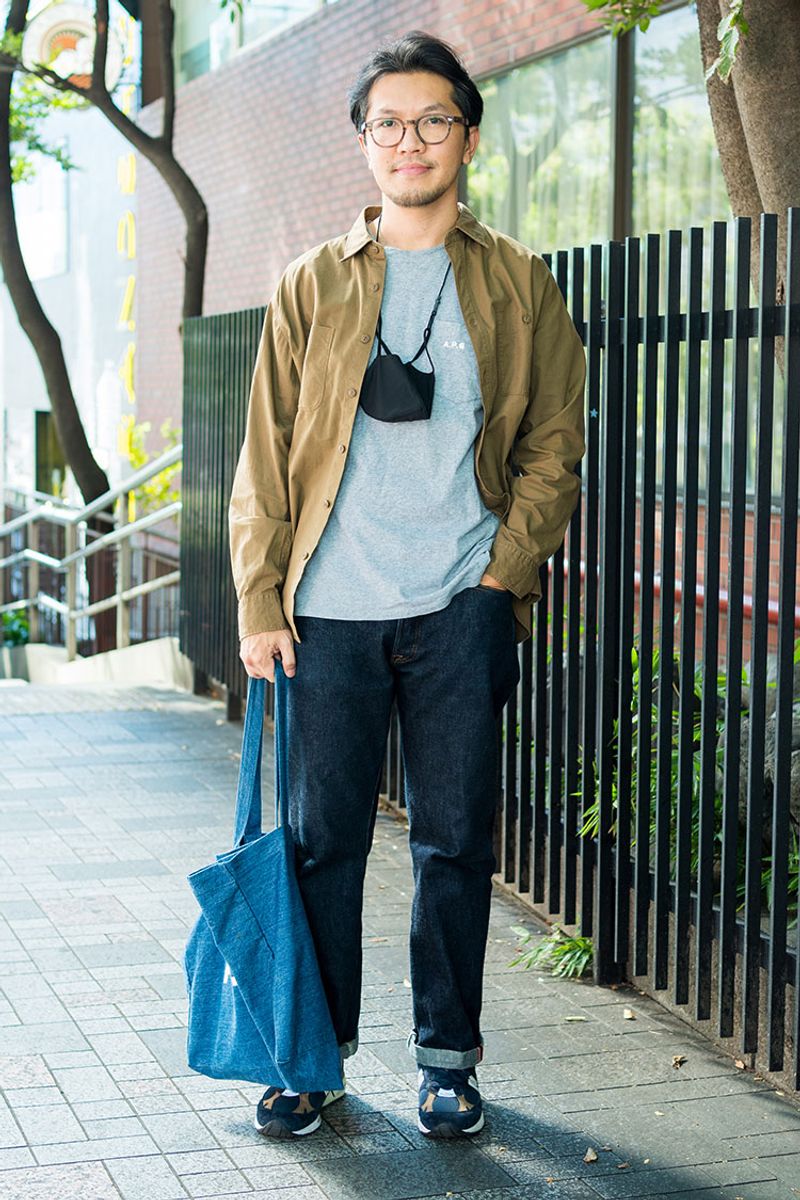 インナーとバッグのブルーでつくる、爽やかな秋色コーデ BANNASAN PAPHAWIN