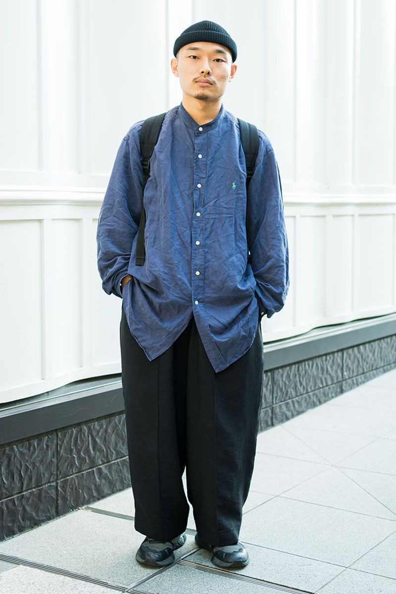 ズドンと大きいシルエットに、シャツのボタン全閉めのいい人感 芹澤大輔
