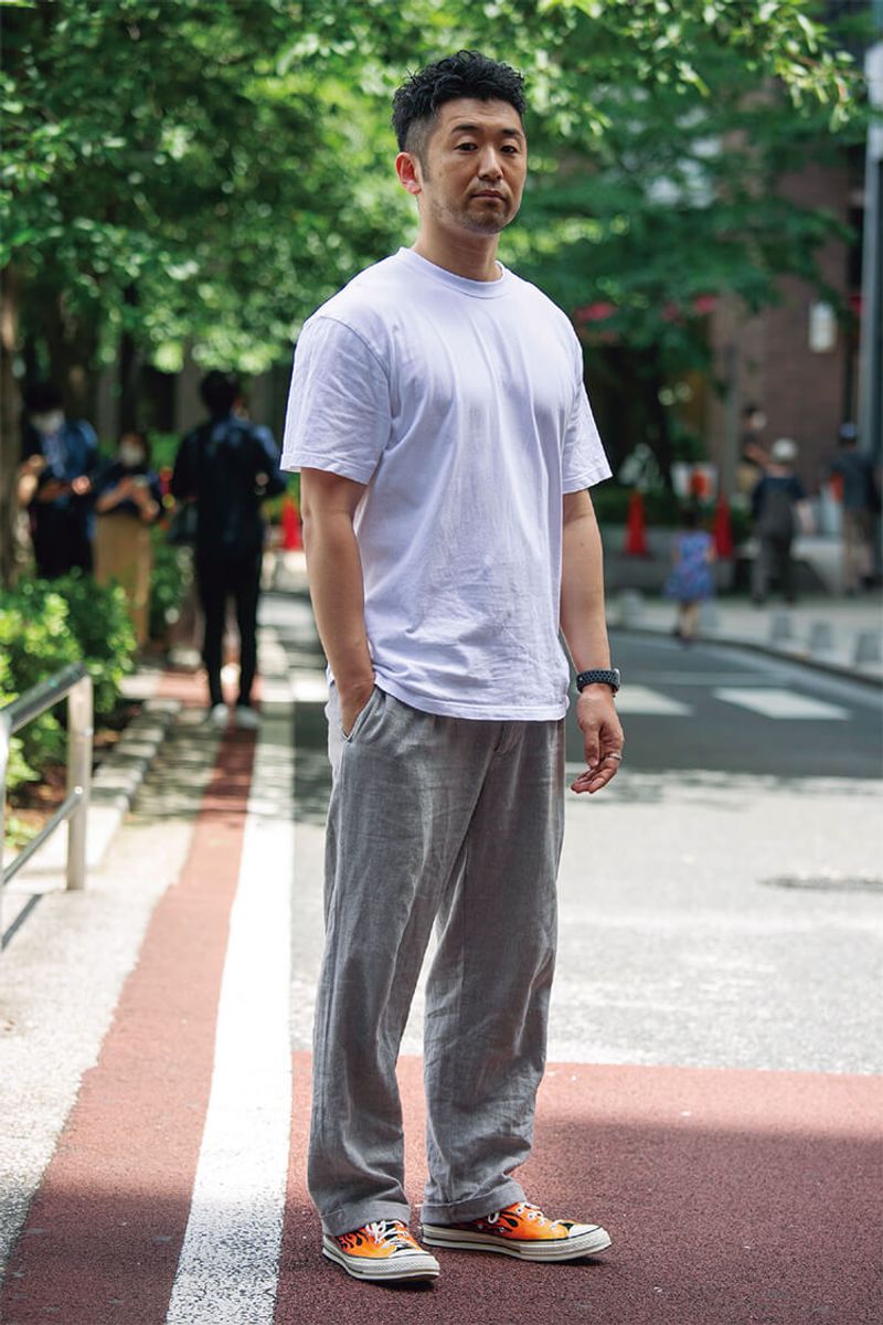 さらさらリネンのグレーパンツ。足元のフレイムパターンとのミスマッチがニクい! 細井大輔