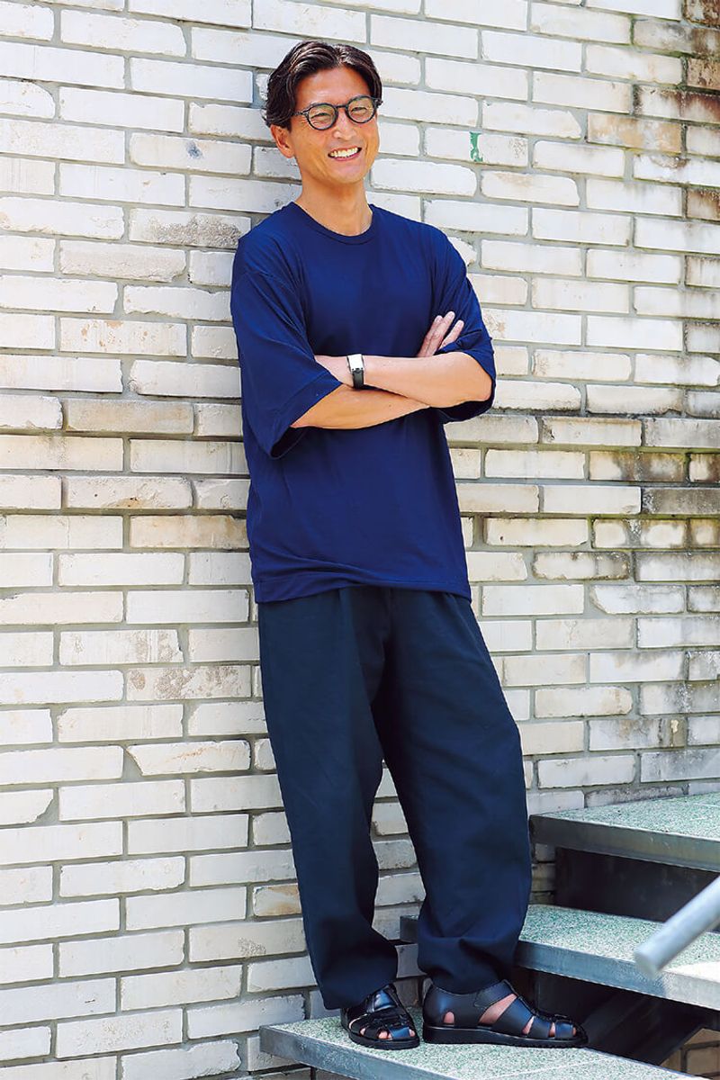 色合い涼しげなネイビーに、素材の持ち味で上品さをプラス 掛井智也