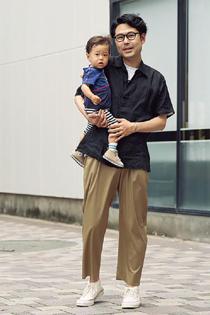 九分丈パンツのドレープ感もさることながら、光沢あるベージュがまさにオトナ 冨田靖人