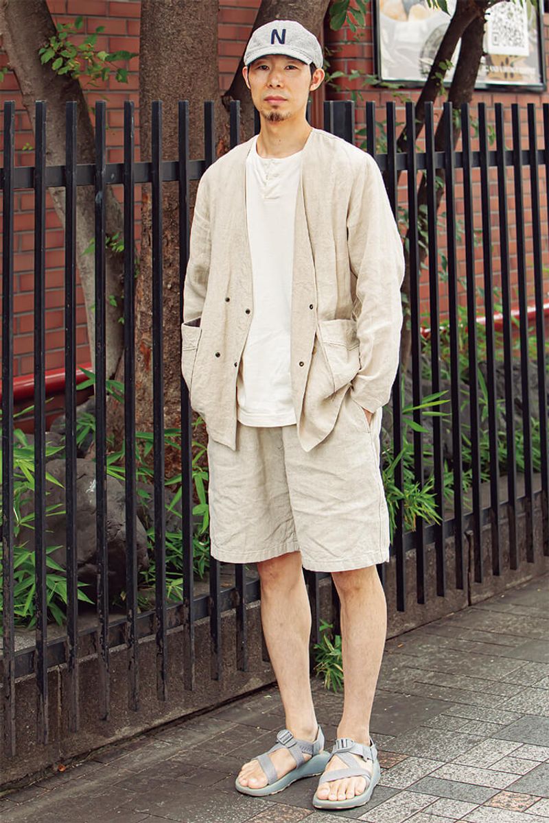 全身中間色&ダブルブレスト。カジュアルを格上げするポイント満載である ?田宗彦