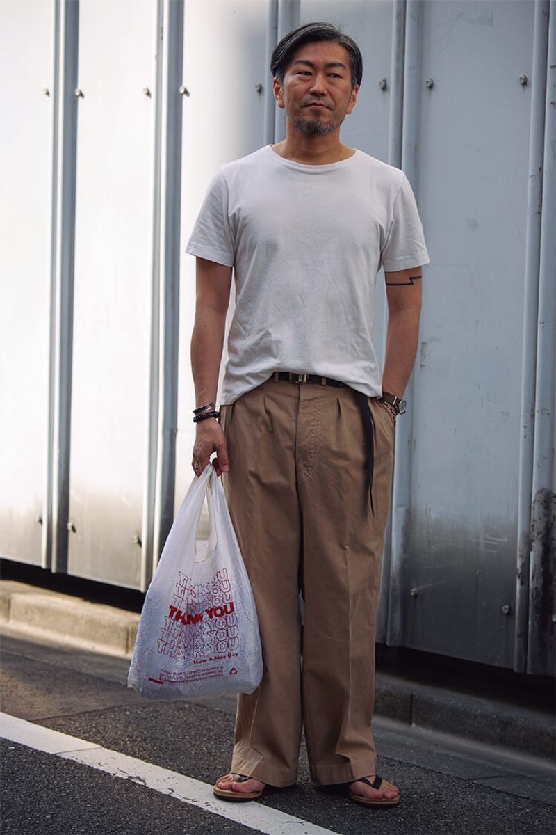 チノパンはフランス軍ヴィンテージ。太めのタック入りが旬ど真ん中にカムバック 野村祐良