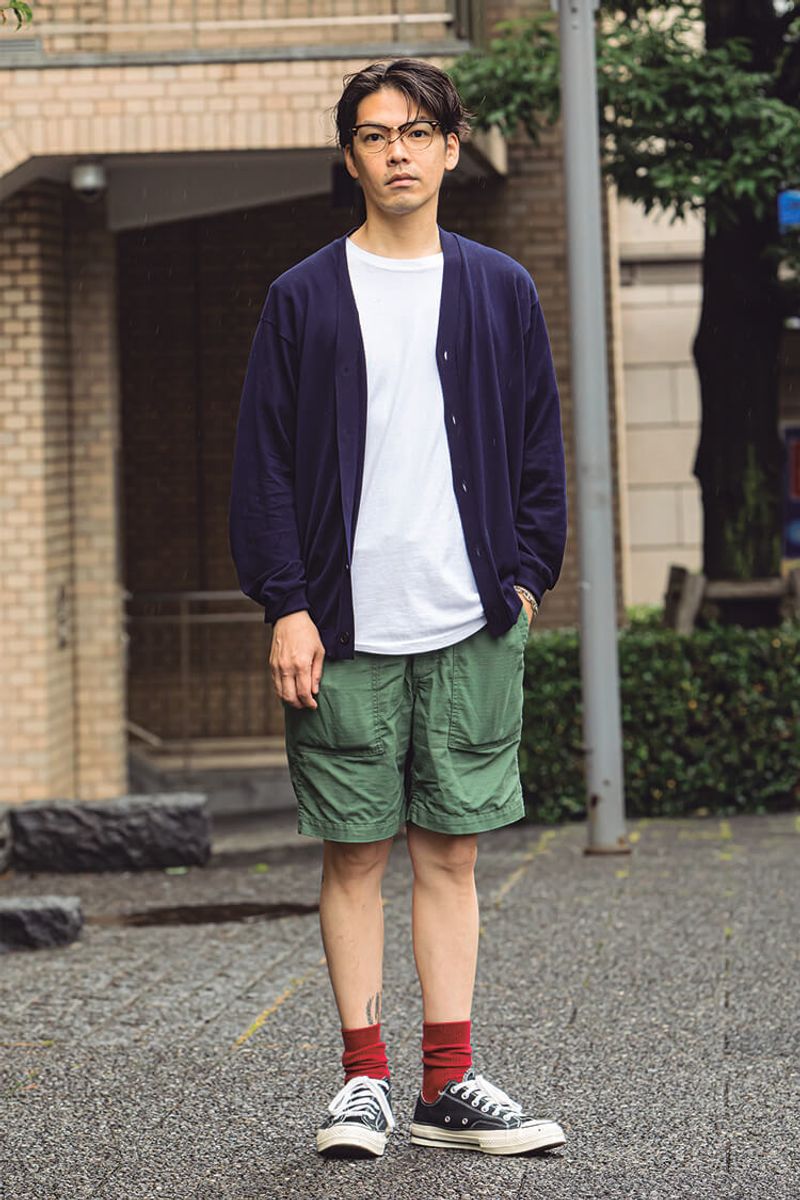 控えめなネイビーカーディガンに、手元のブレスレットでエレガントさを 渋谷将之