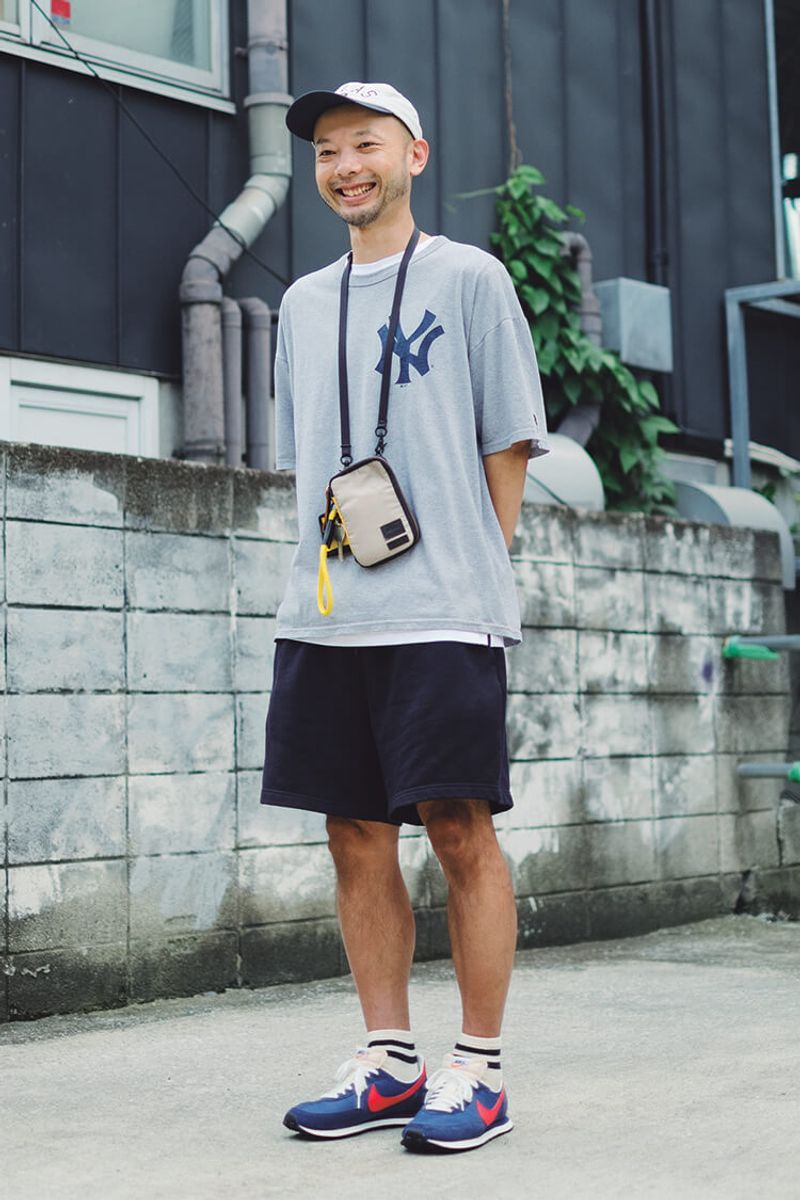 このスタイルは、メガホンよりもこのポーチのほうが首元には似合うのかも!? 藤沼 純